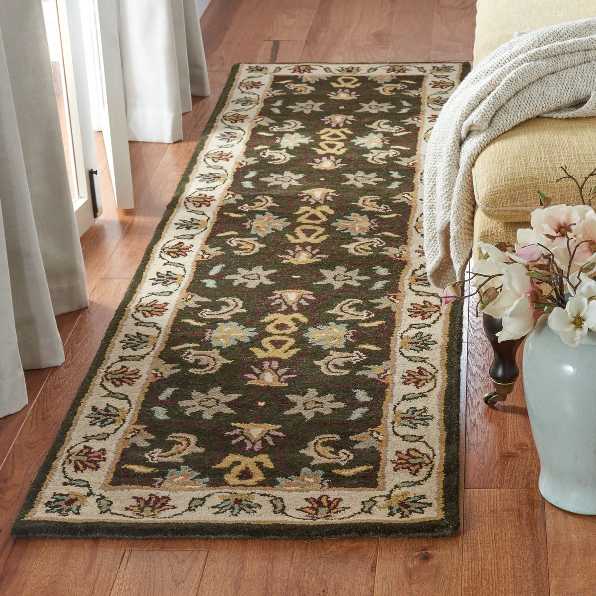 Safavieh Heritage 2'-3" x 8'-0" Rug in Black / Ivory