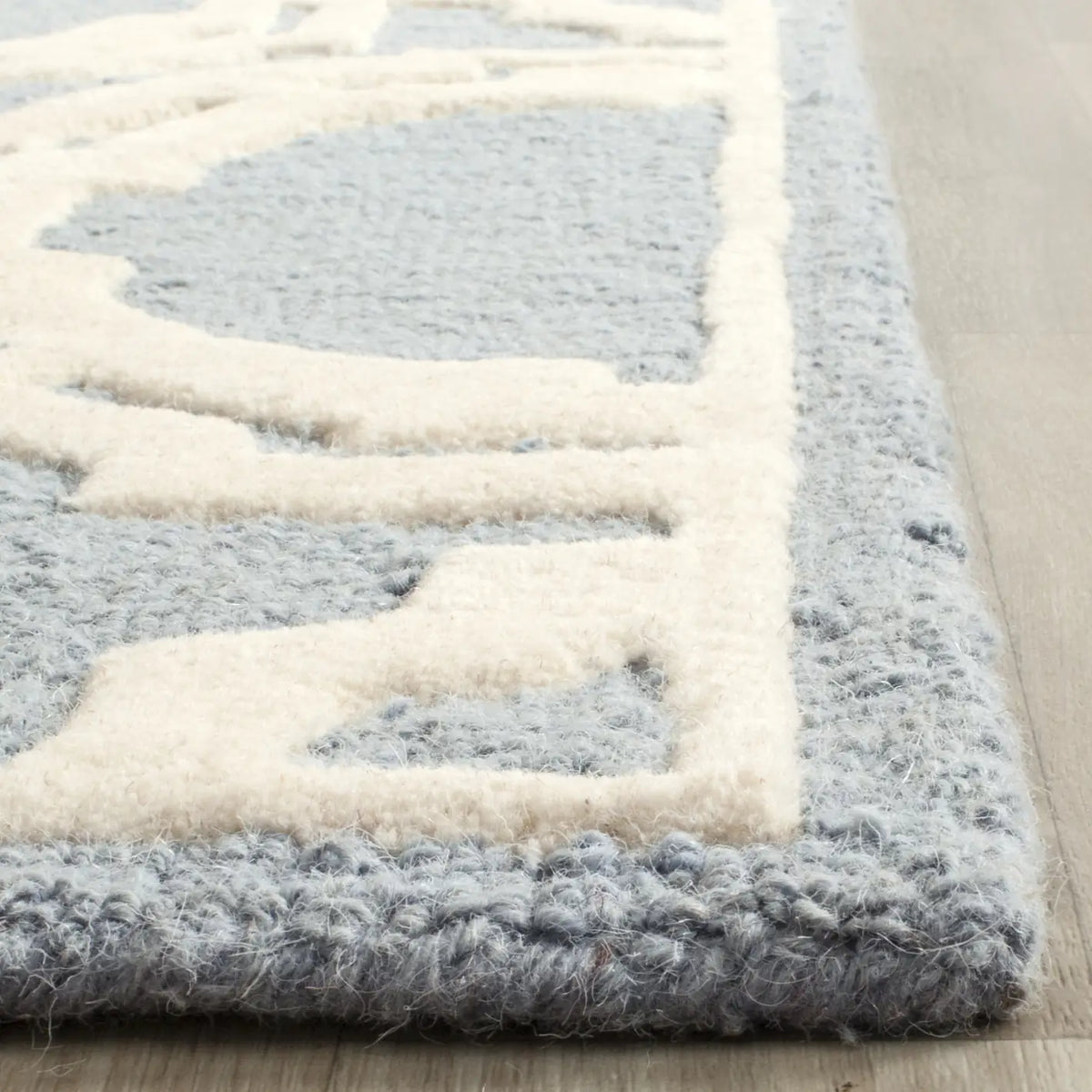 Safavieh Cambridge 2'-6" x 8'-0" Rug in Blue / Ivory