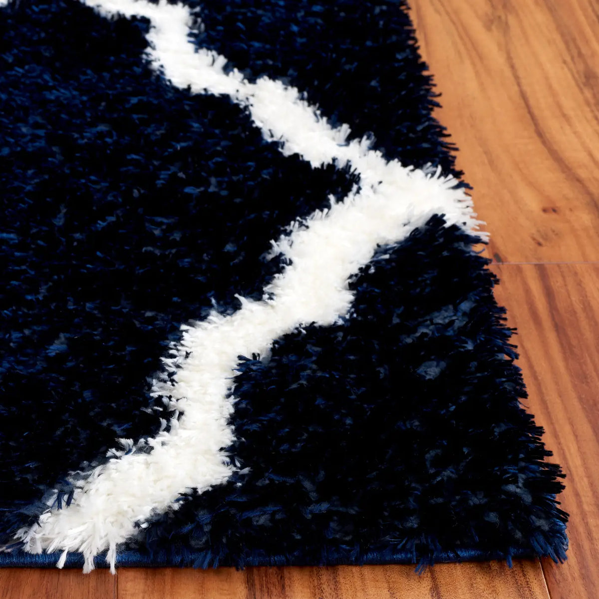 Safavieh Tahoe Shag 4'-0" x 6'-0" Rug in Navy / White