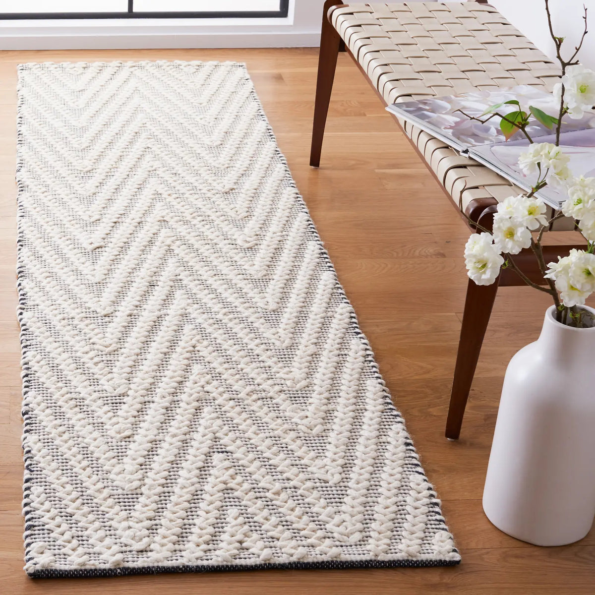 Safavieh Natura 2'-3" x 8'-0" Rug in Ivory / Black