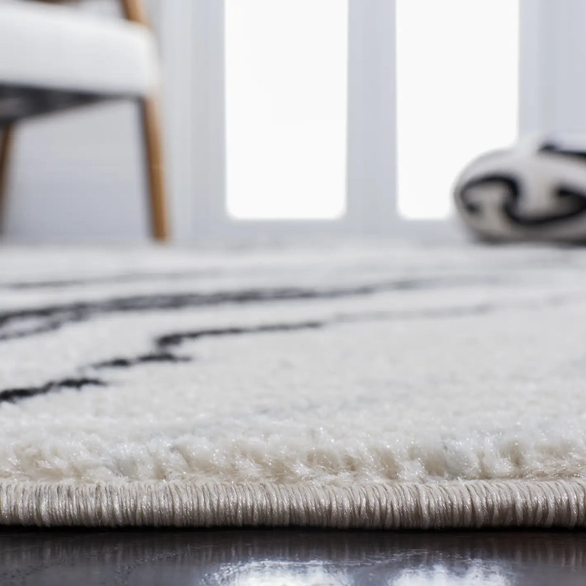 Safavieh Tulum 4'-0" x 6'-0" Rug in Ivory / Black