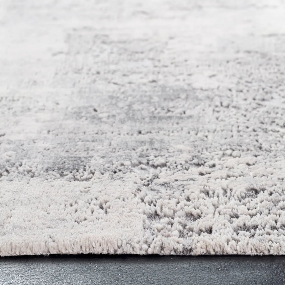 Safavieh Invista 4'-0" x 6'-0" Rug in Grey / Ivory
