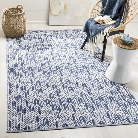 Safavieh Montauk 5'-0" x 8'-0" Rug in Navy / Ivory