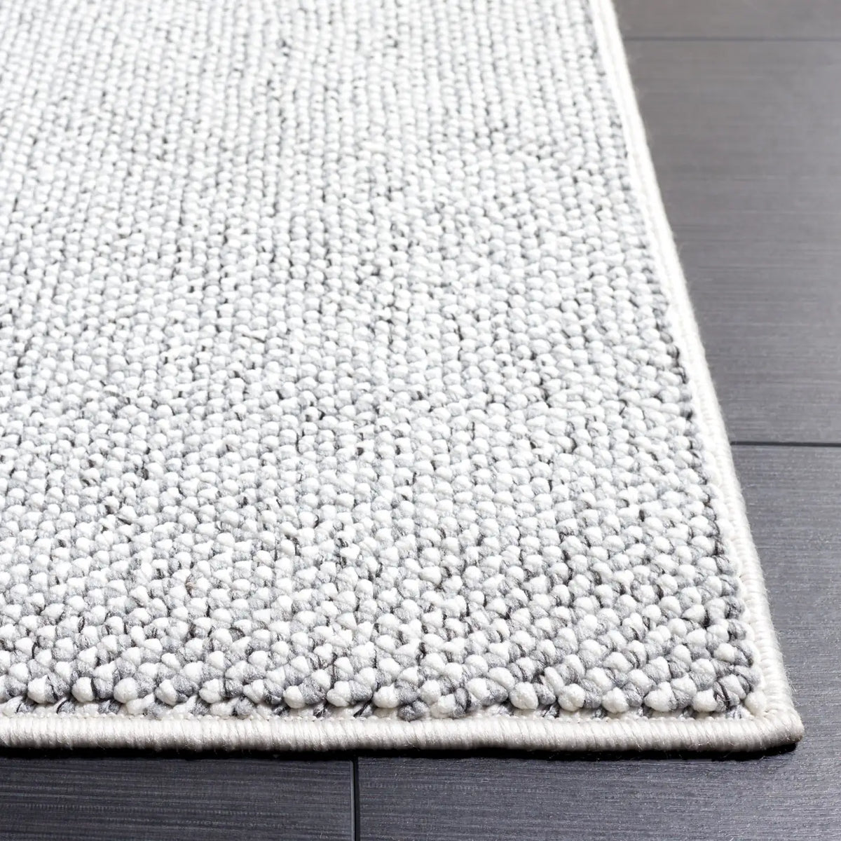 Safavieh River 4'-0" x 6'-0" Rug in Grey / Ivory