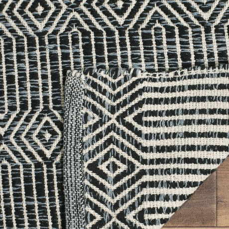 Safavieh Montauk 5'-0" x 7'-0" Rug in Ivory / Dark Grey