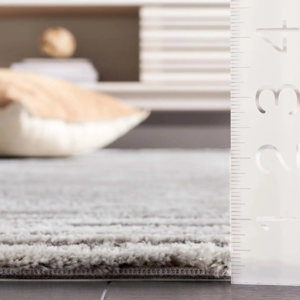 Safavieh Revive 4'-0" x 6'-0" Rug in Grey
