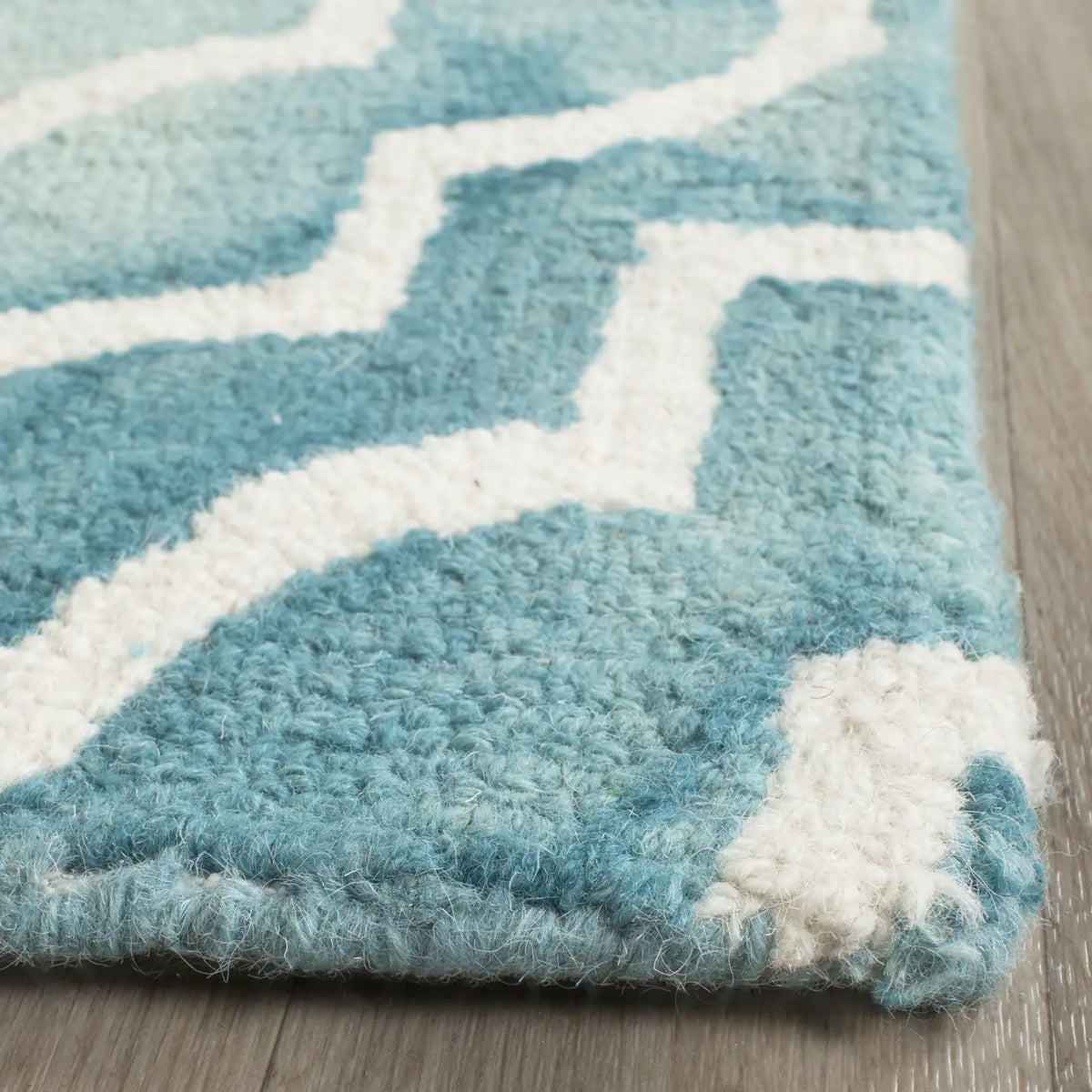 Safavieh Dip Dye 6'-0" x 9'-0" Rug in Turquoise / Ivory