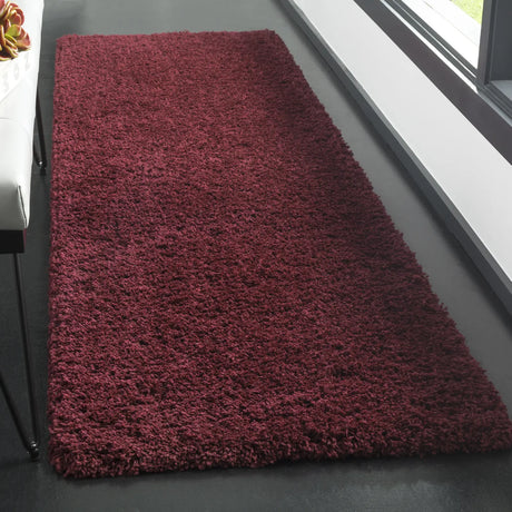 Safavieh Sgl-Laguna Shag 2'-3" x 10'-0" Rug in Maroon