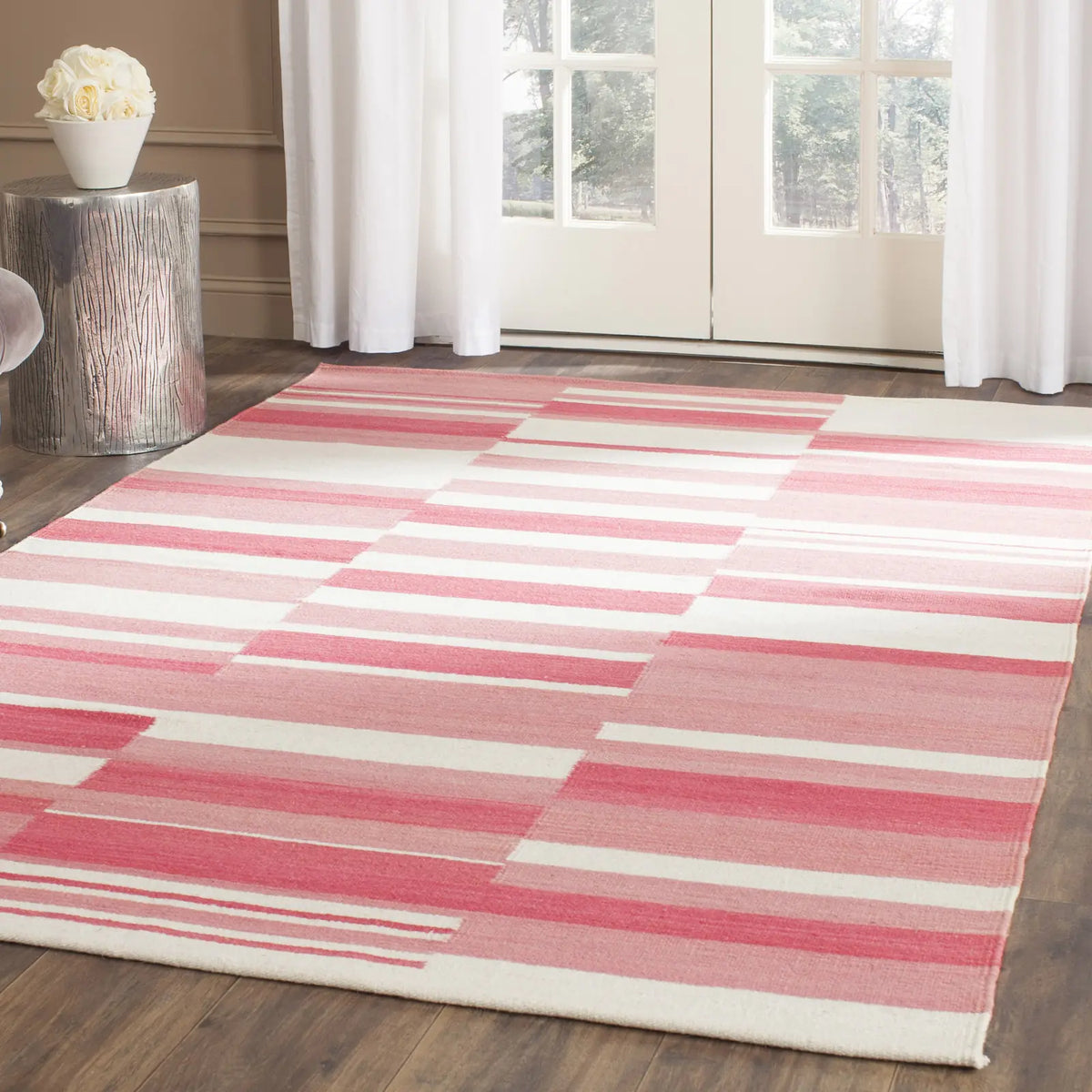 Safavieh Kilim 5'-0" x 8'-0" Rug in Pink / Ivory