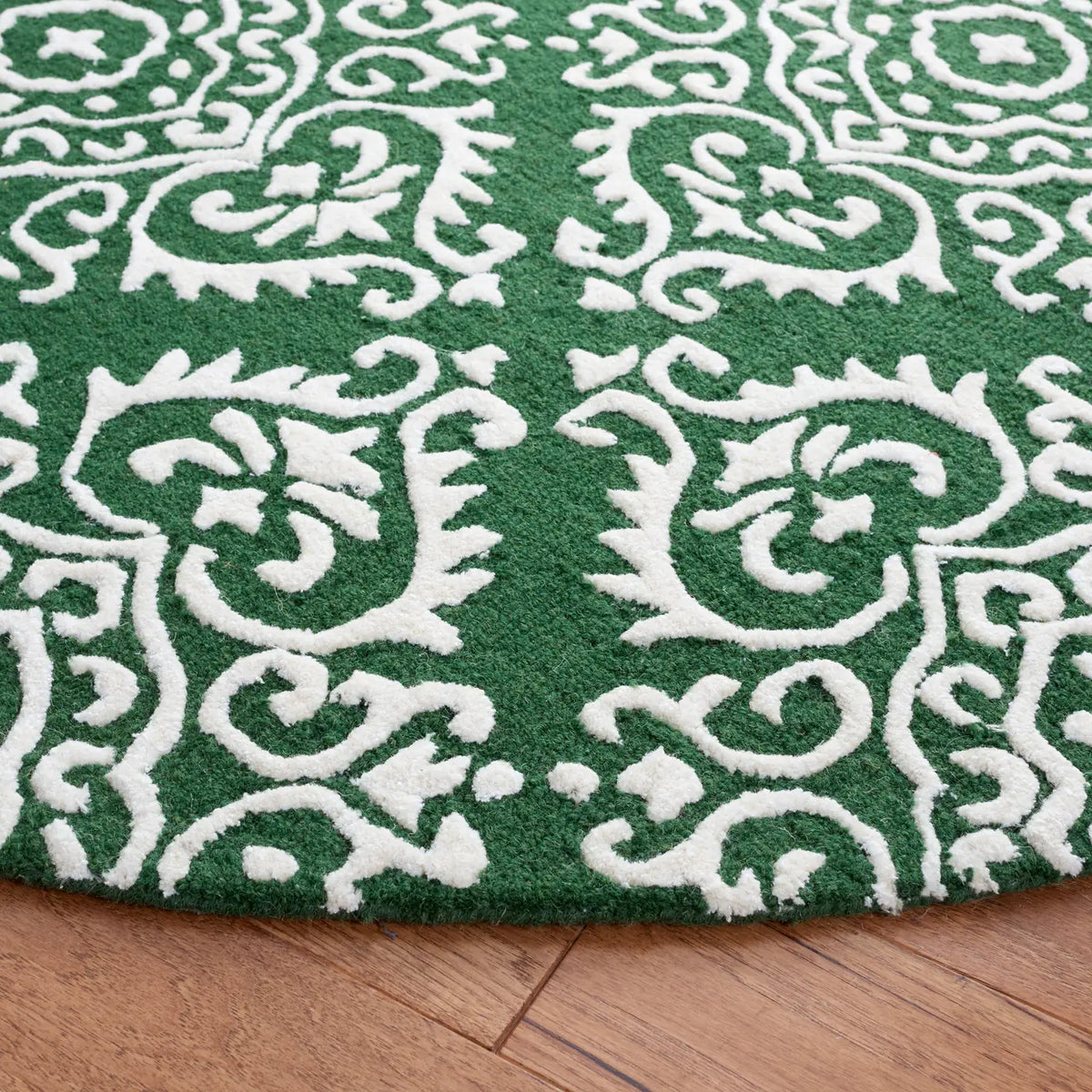 Safavieh Chatham 7'-0" x 7'-0" Rug in Green / Ivory