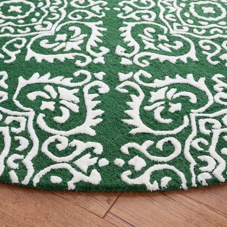 Safavieh Chatham 7'-0" x 7'-0" Rug in Green / Ivory