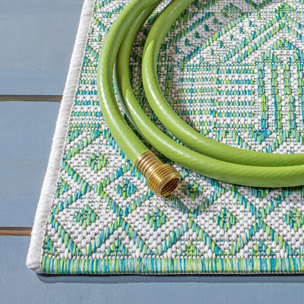 Safavieh Courtyard 4'-0" x 5'-7" Rug in Ivory / Green