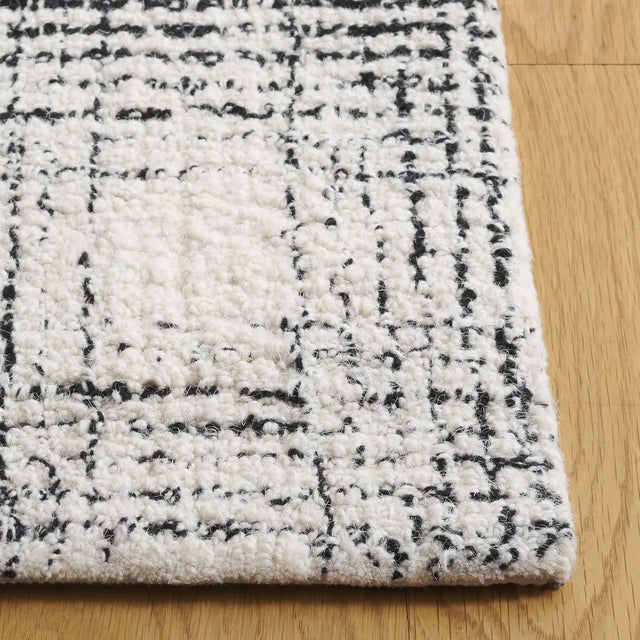 Safavieh Ebony 4'-0" x 6'-0" Rug in Ivory / Black
