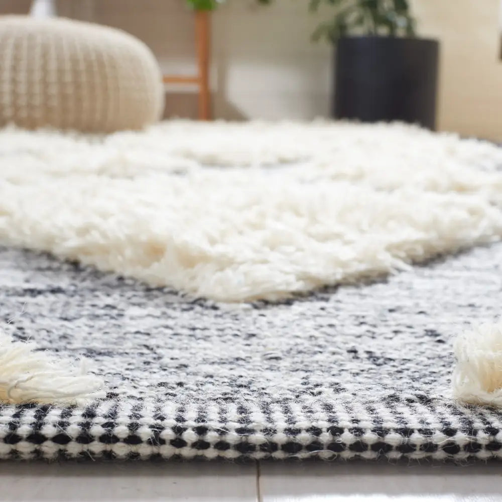 Safavieh Kenya 6'-0" x 9'-0" Rug in Ivory / Black