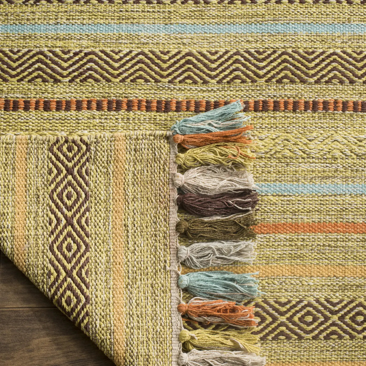 Safavieh Montauk 5'-0" x 8'-0" Rug in Green / Multi