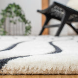 Safavieh Fifth Avenue 4'-0" x 6'-0" Rug in Ivory / Black
