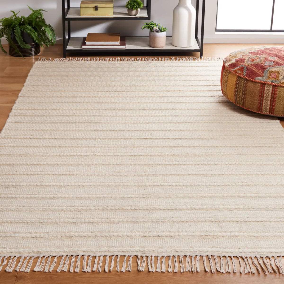 Safavieh Kilim 4'-0" x 6'-0" Rug in Natural / Ivory