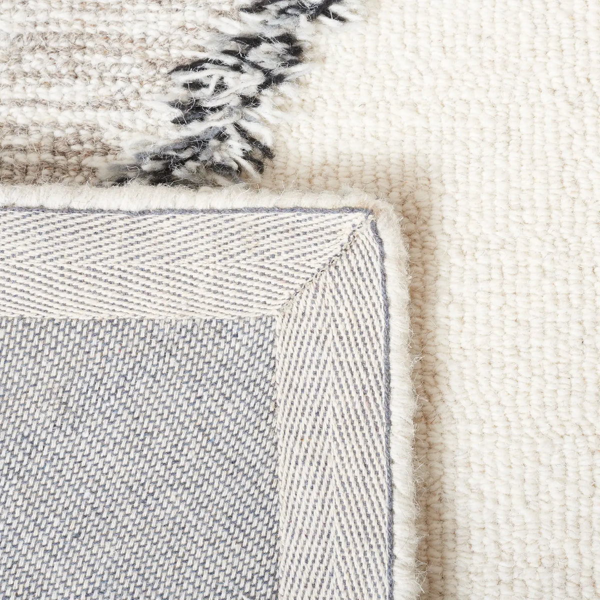 Safavieh Casablanca 4'-0" x 6'-0" Rug in Ivory / Black