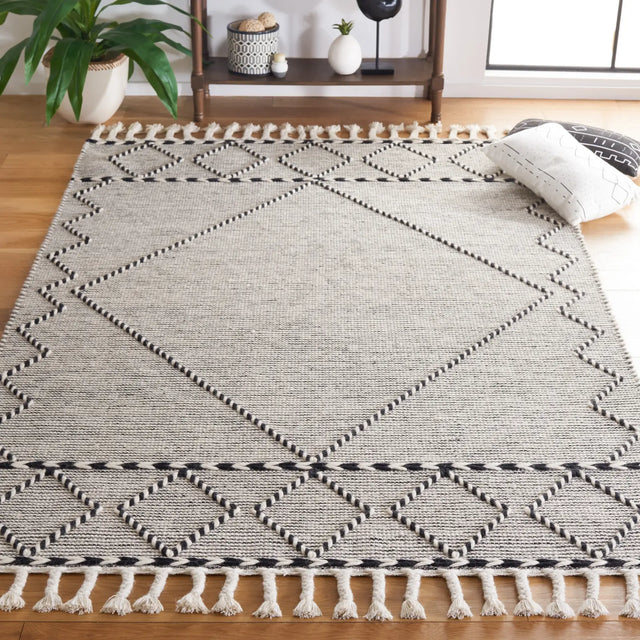 Safavieh Vermont 4'-0" x 6'-0" Rug in Ivory / Black