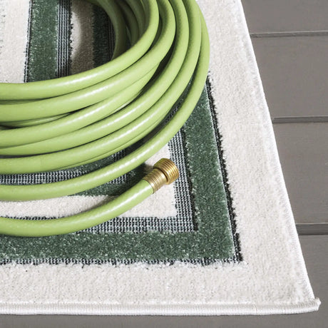 Safavieh Cabana 4'-0" x 6'-0" Rug in Ivory / Green