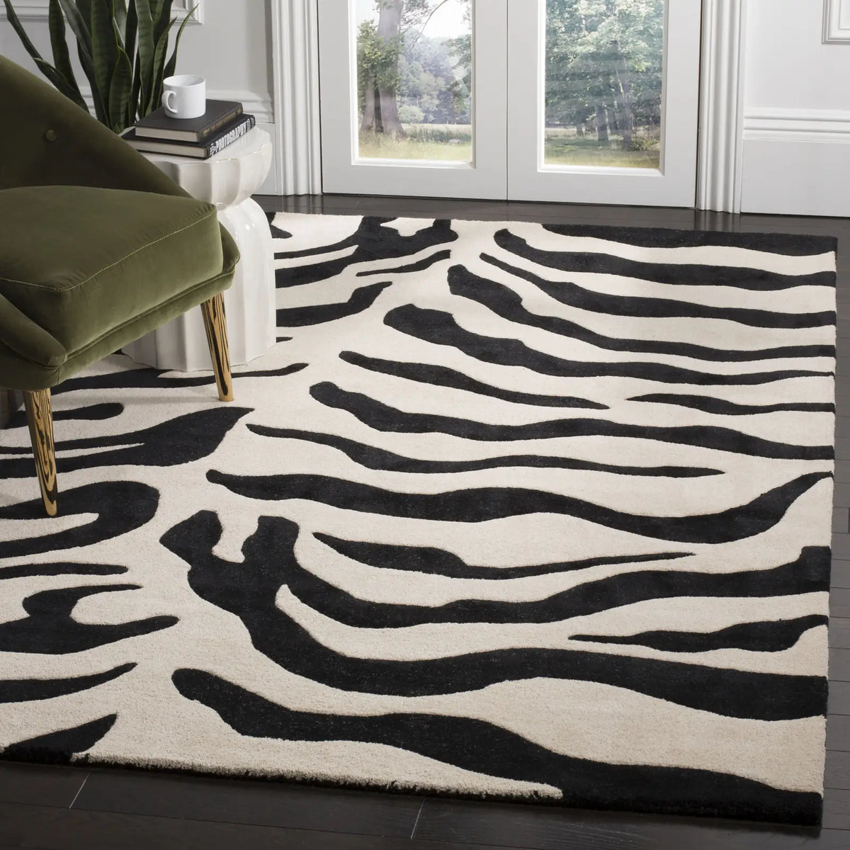 Safavieh Soho 5'-0" x 8'-0" Rug in Beige / Black