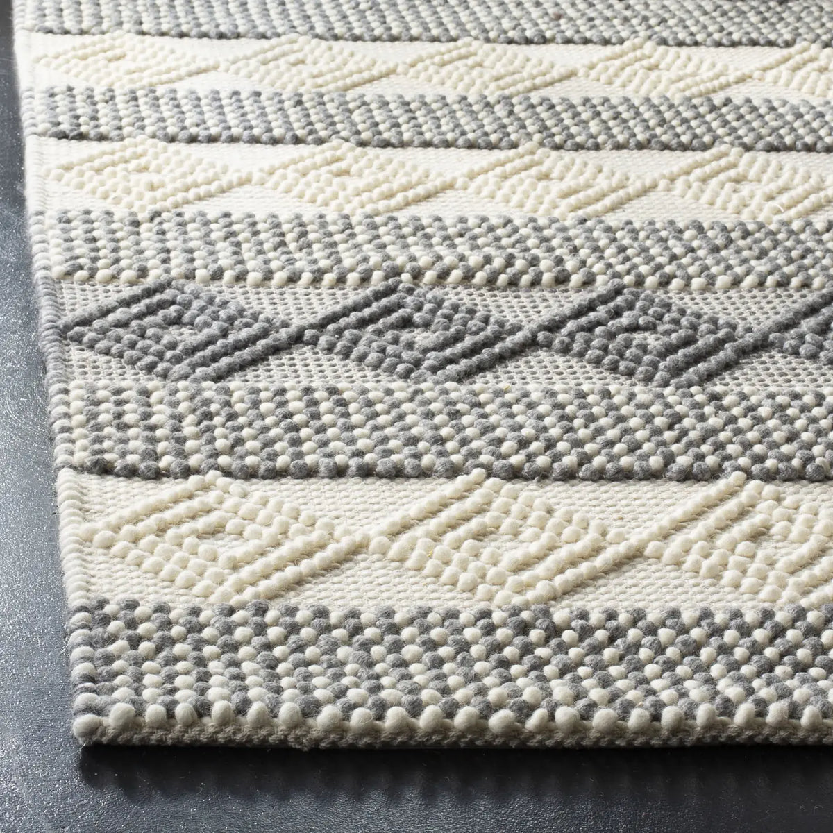 Safavieh Natura 4'-0" x 6'-0" Rug in Grey / Ivory