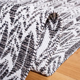 Safavieh Montauk 5'-0" x 8'-0" Rug in Black / Ivory