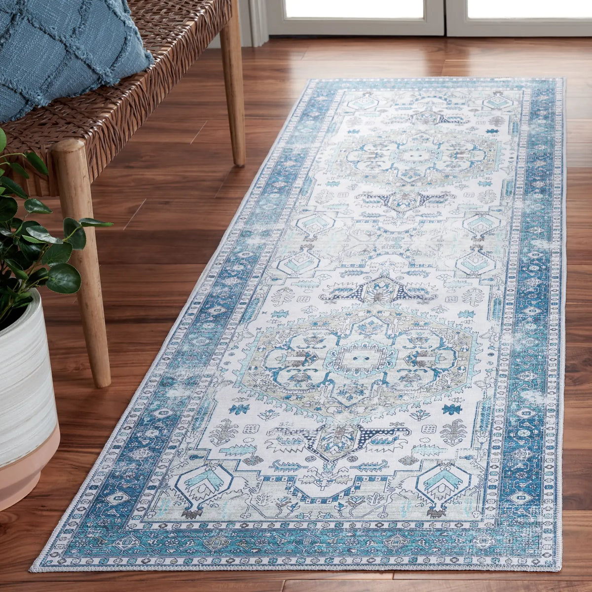 Safavieh Arizona 2'-6" x 8'-0" Rug in Beige / Blue
