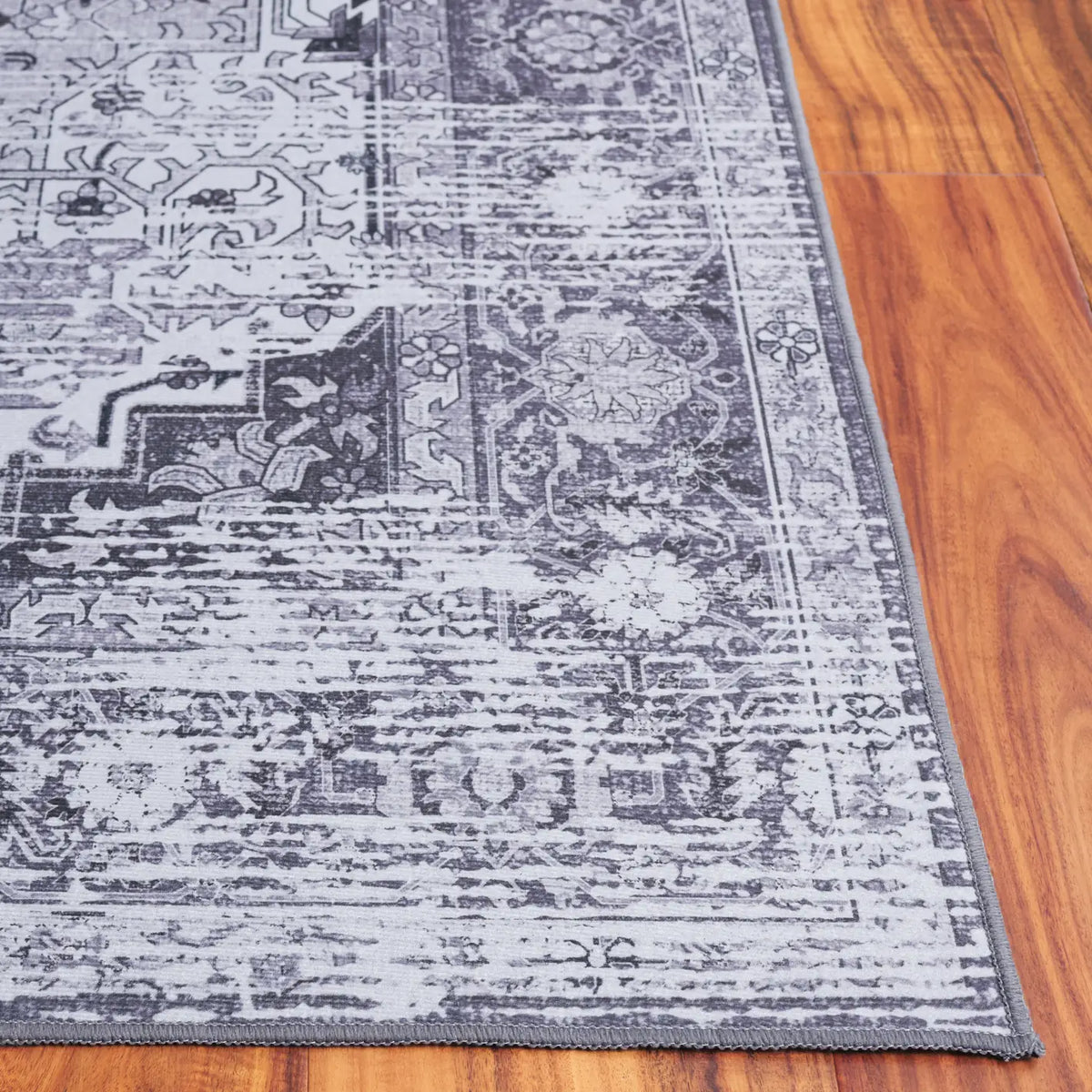 Safavieh Tucson 4'-0" x 6'-0" Rug in Dark Grey / Grey