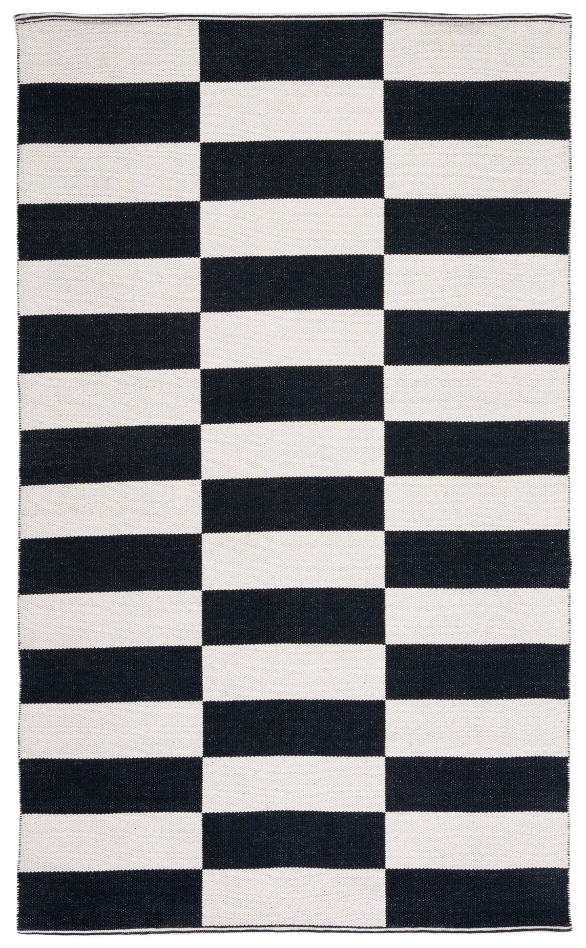 Safavieh Montauk 4'-0" x 6'-0" Rug in Black / Ivory