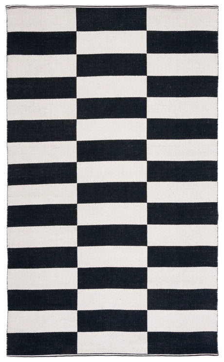 Safavieh Montauk 4'-0" x 6'-0" Rug in Black / Ivory