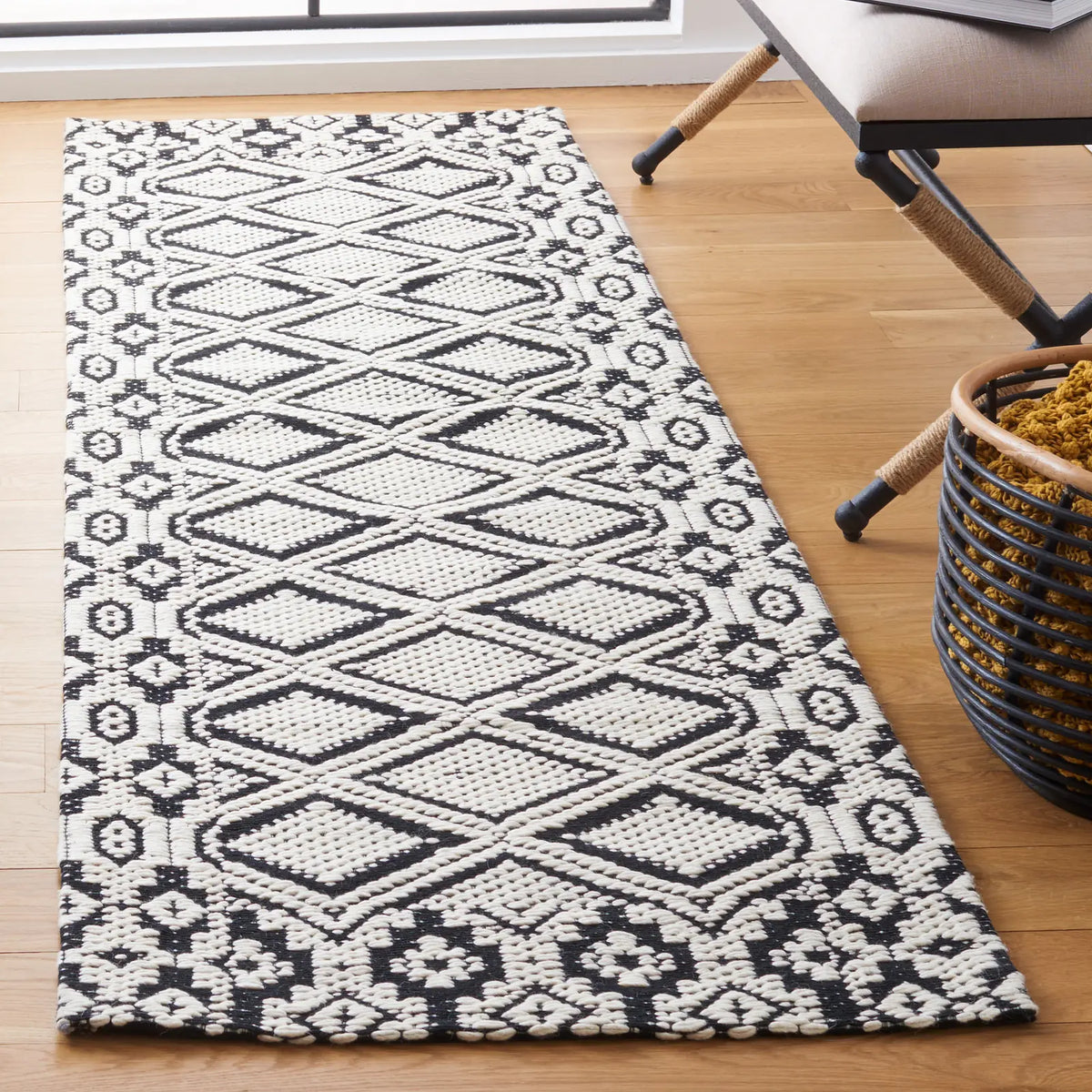 Safavieh Marbella 2'-3" x 8'-0" Rug in Ivory / Black