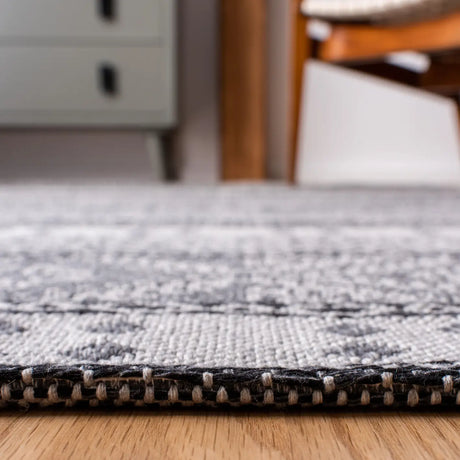 Safavieh Augustine 4'-0" x 6'-0" Rug in Light Grey / Anthracite