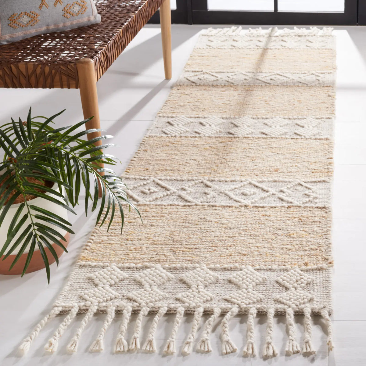 Safavieh Natura 2'-3" x 8'-0" Rug in Ivory / Beige