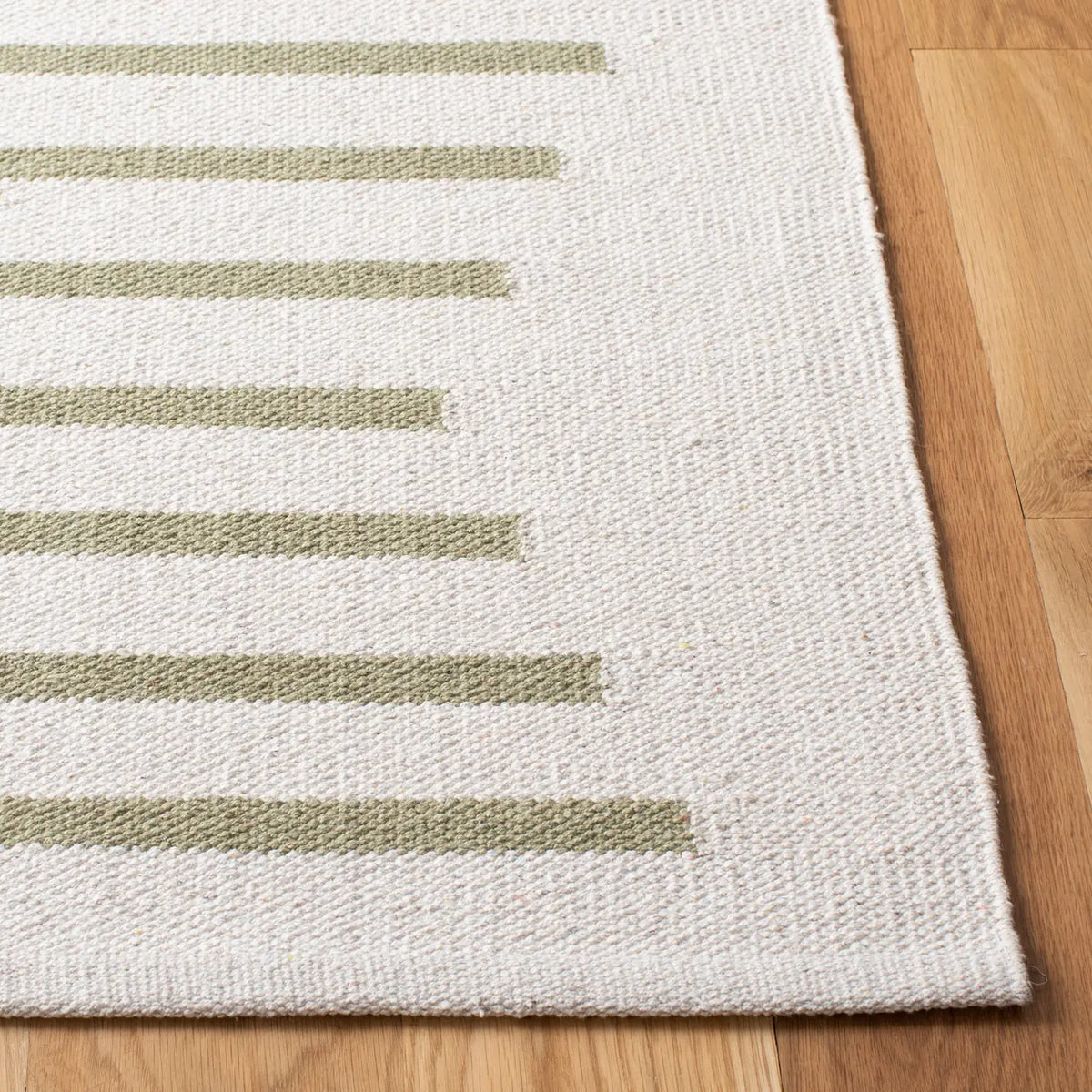 Safavieh Montauk 4'-0" x 6'-0" Rug in Ivory / Light Green