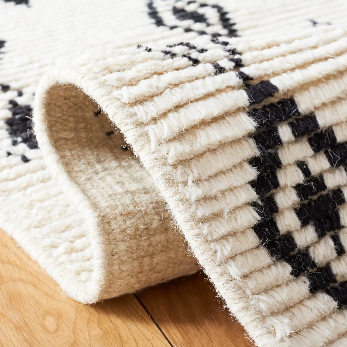 Safavieh Kenya 6'-0" x 9'-0" Rug in Ivory / Black