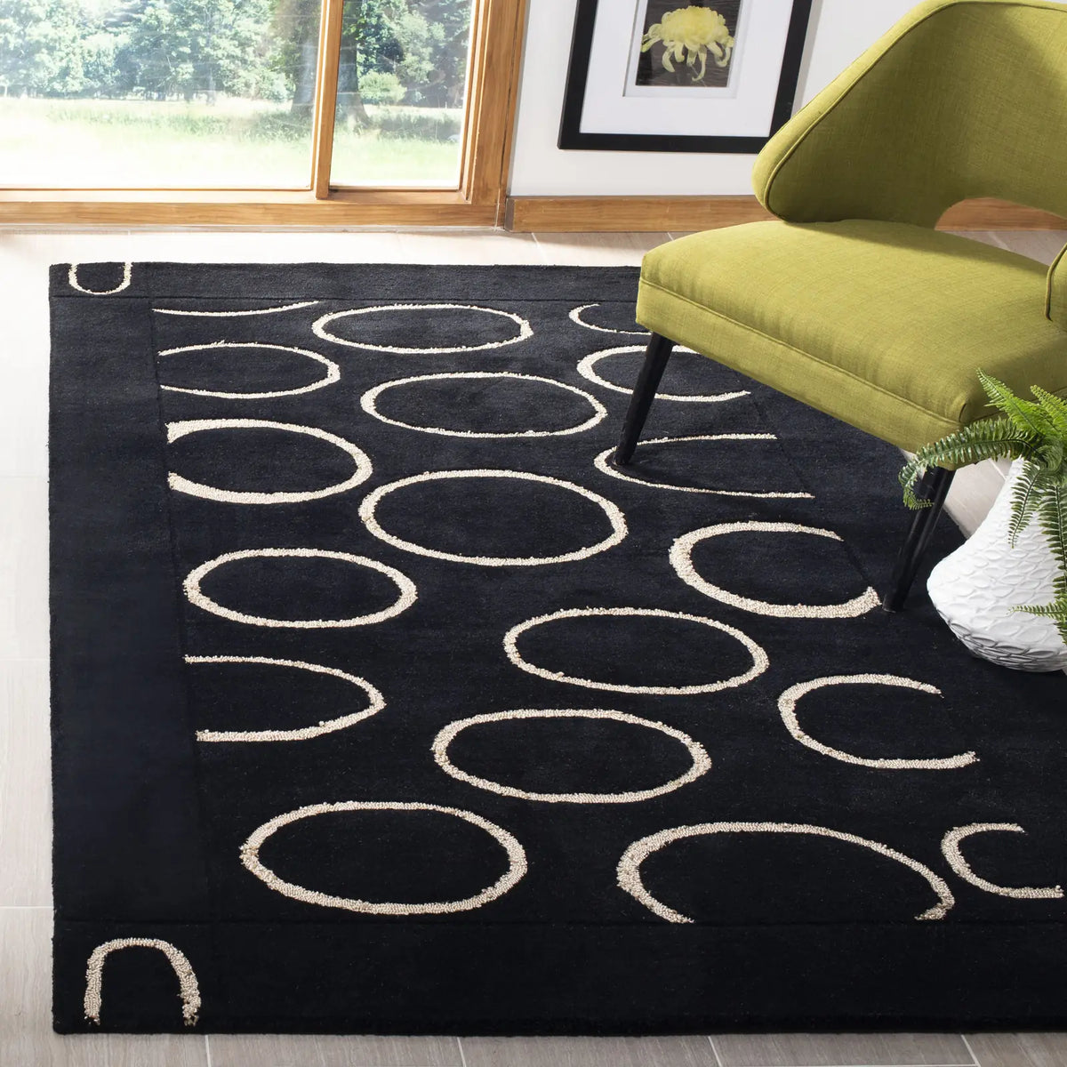 Safavieh Soho 5'-0" x 8'-0" Rug in Black / Ivory