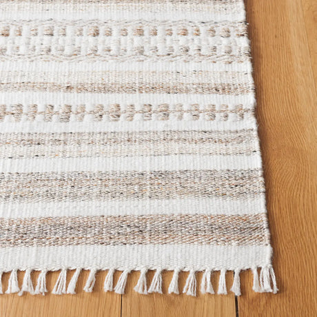 Safavieh Kilim 4'-0" x 6'-0" Rug in Ivory / Light Brown