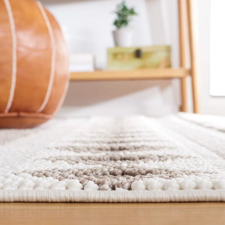 Safavieh Lotus 4'-0" x 6'-0" Rug in Ivory / Beige