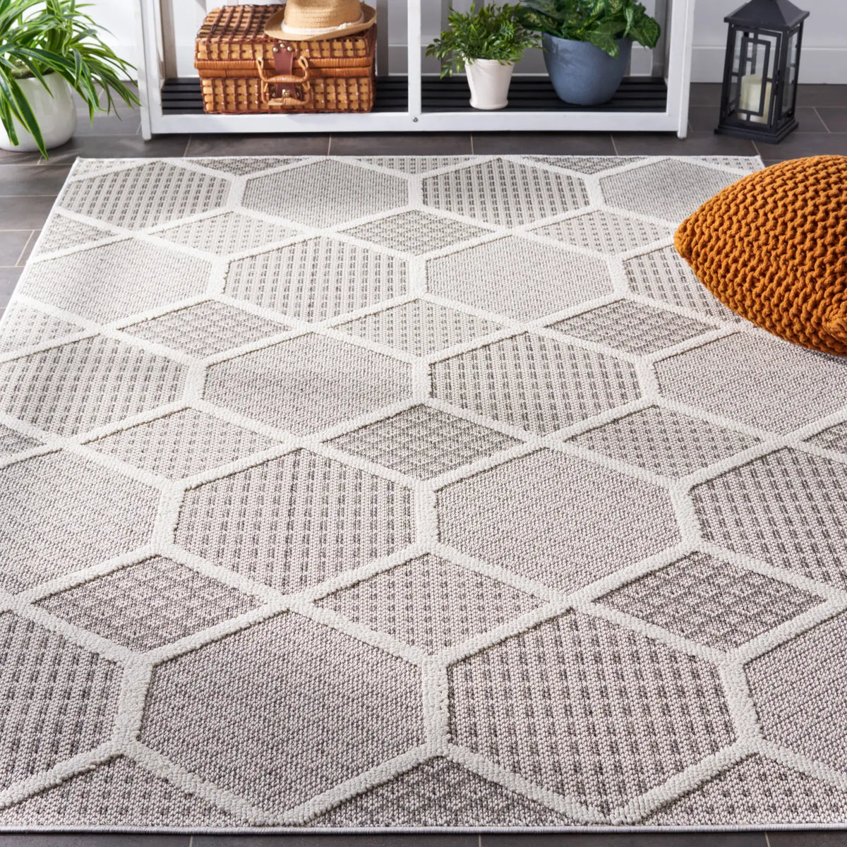 Safavieh Global 4'-0" x 6'-0" Rug in Grey / Ivory