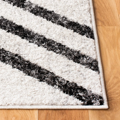 Safavieh Adirondack 4'-0" x 6'-0" Rug in Ivory / Charcoal