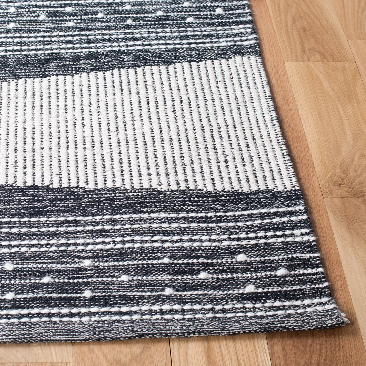 Safavieh Striped Kilim 4'-0" x 6'-0" Rug in Black / Ivory
