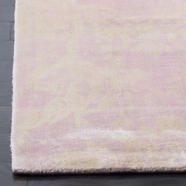 Safavieh Tibetan 6'-0" x 9'-0" Rug in Pink