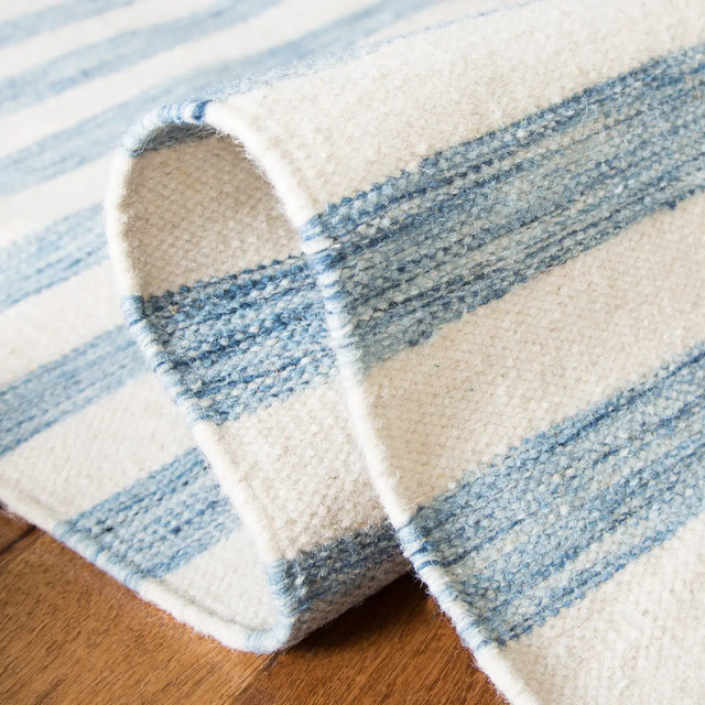 Safavieh Dhurries 4'-0" x 6'-0" Rug in Blue / Ivory