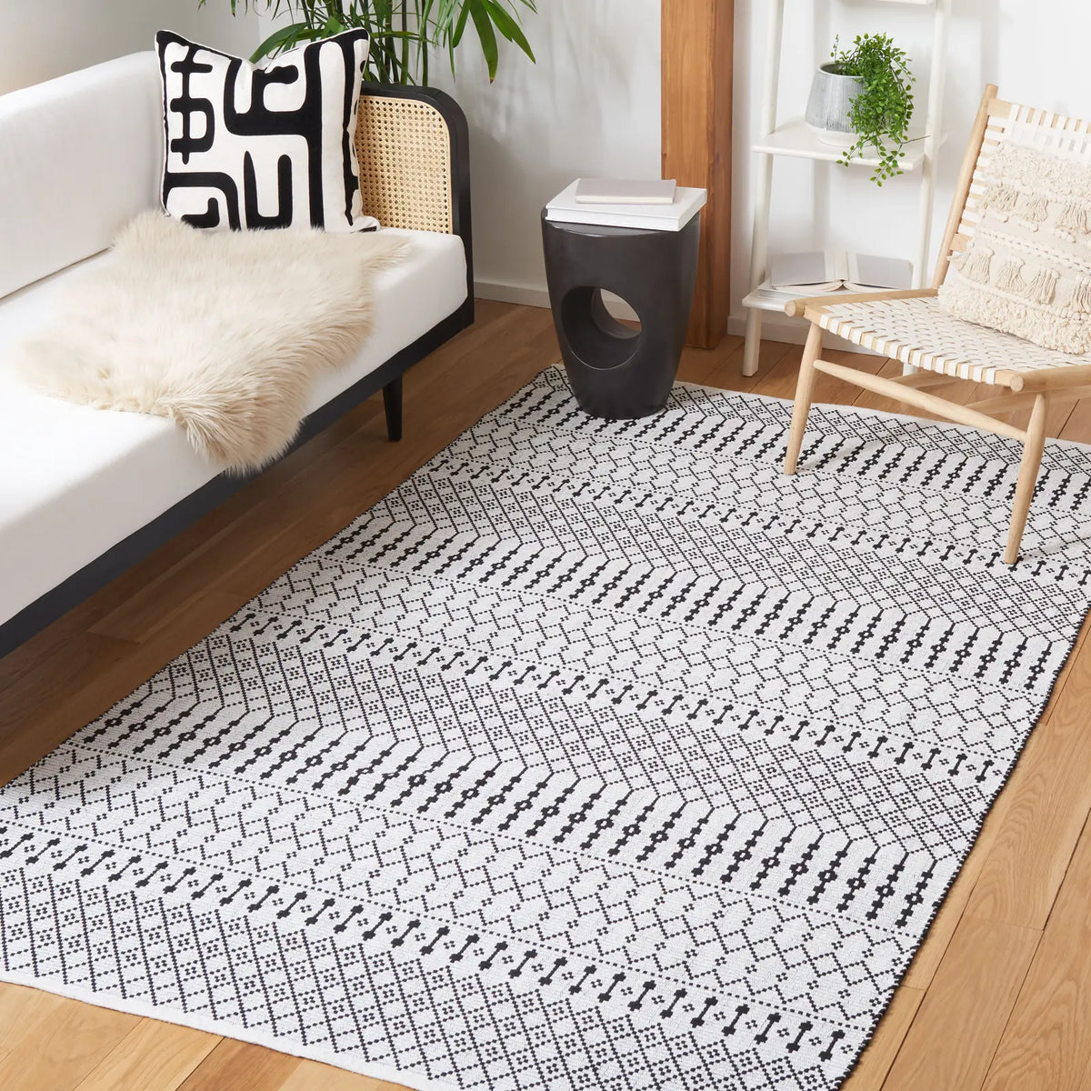 Safavieh Kilim 4'-0" x 6'-0" Rug in Ivory / Black