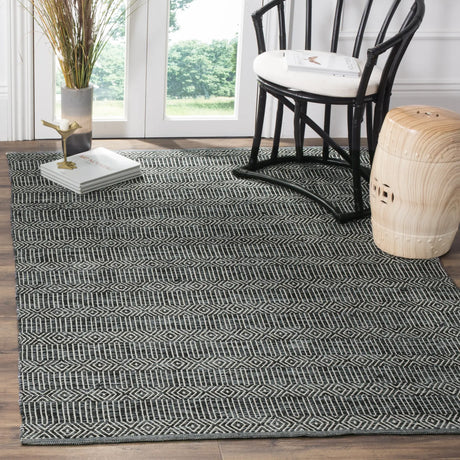 Safavieh Montauk 5'-0" x 7'-0" Rug in Ivory / Dark Grey