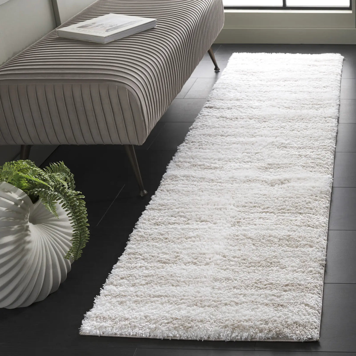 Safavieh Tahoe Shag 2'-0" x 8'-0" Rug in Ivory / Beige