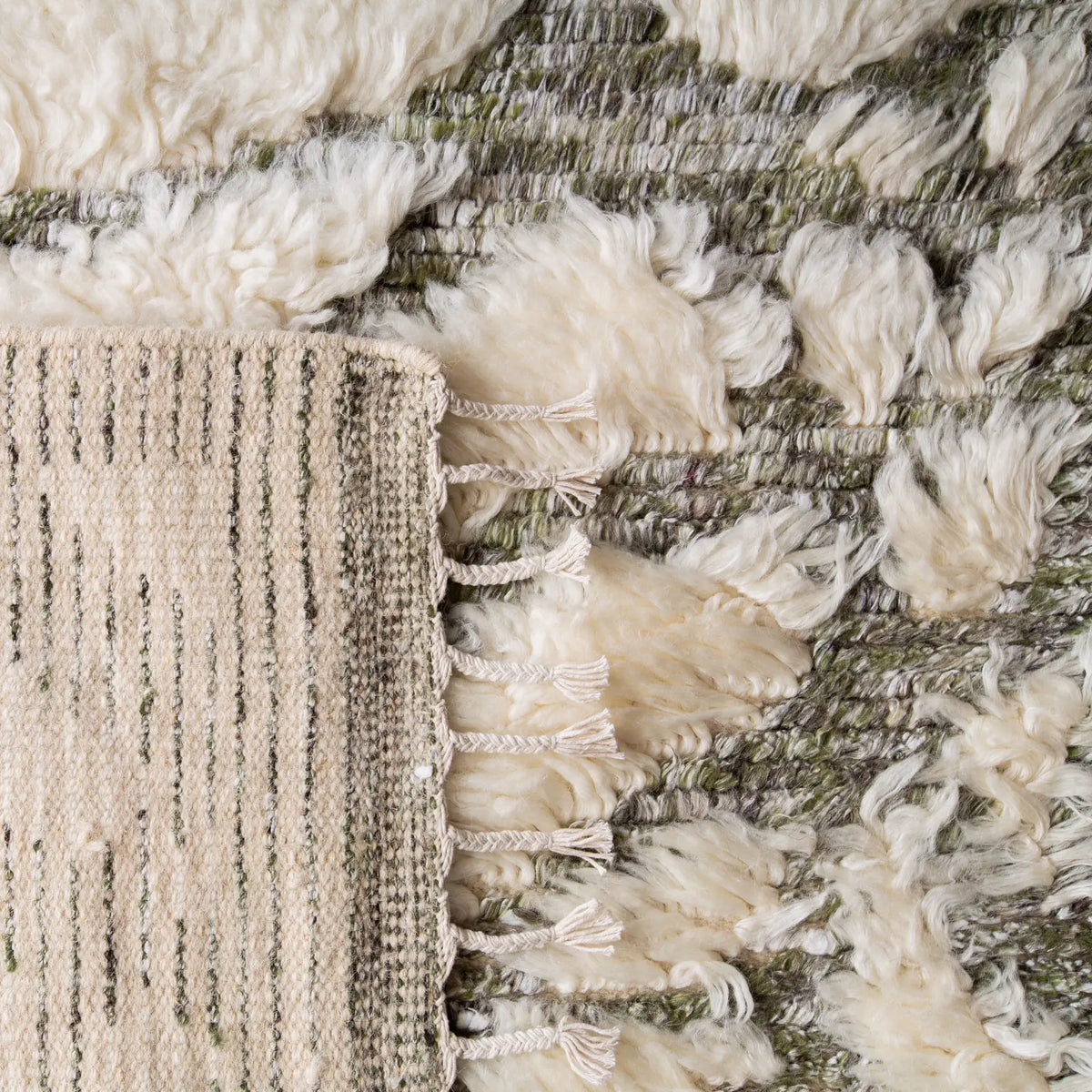 Safavieh Manhattan 4'-0" x 6'-0" Rug in Ivory / Sage