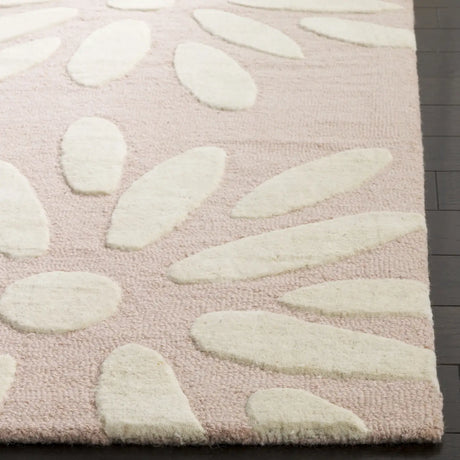 Safavieh Safavieh Kids 5'-0" x 7'-0" Rug in Pink / Ivory