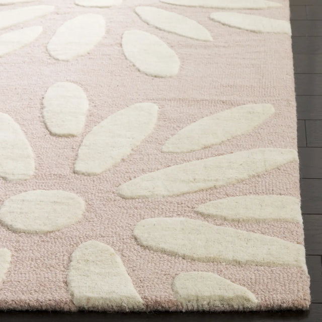 Safavieh Safavieh Kids 5'-0" x 7'-0" Rug in Pink / Ivory